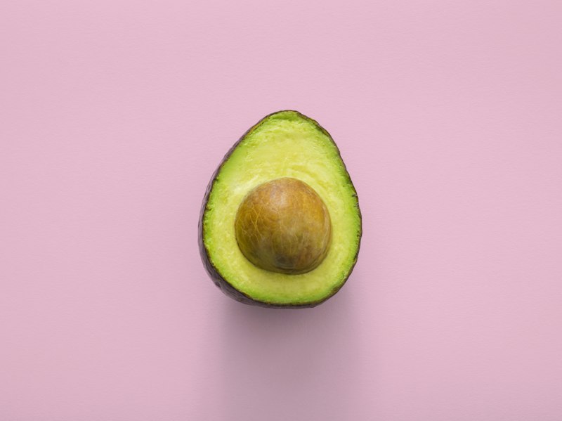 Tostada de pan de centeno con aguacate laminado y huevo escalfado