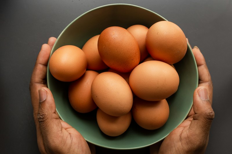 Tortilla esponjosa de claras con hojas de espinacas baby y orégano