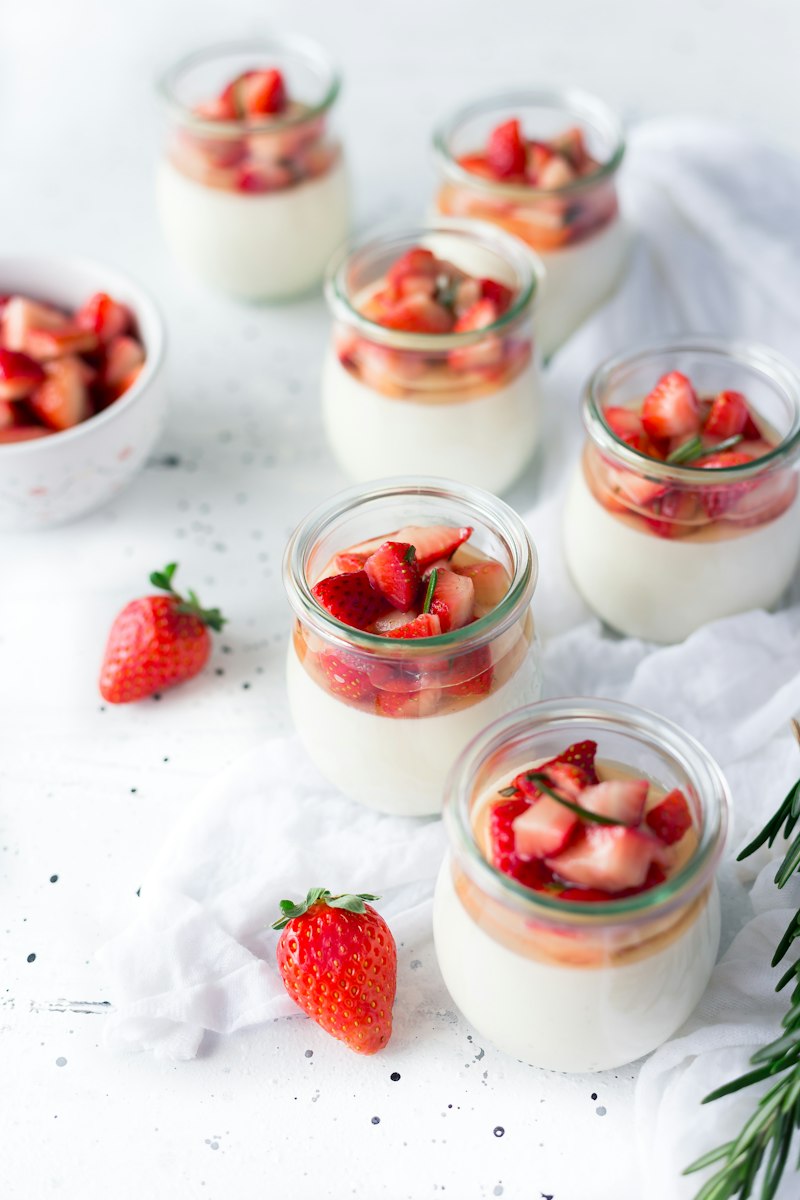 Bol de yogur griego natural con nueces troceadas y lino dorado